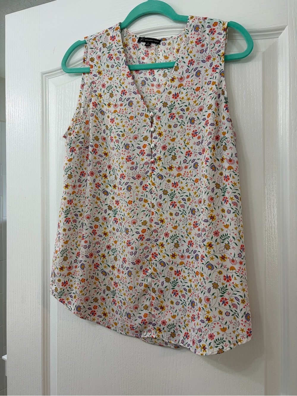 Adrianna Papell White Floral Button-Front V-Neck Sleeveless Top